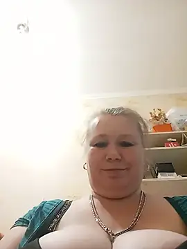 Snapshot of KiraStanton chatting on July 8, 5:24 pm KiraStanton online show from July 8, 5:24 pm