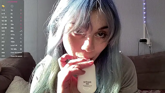 Emmibrilson online show from April 25, 12:30 pm