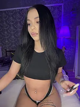 Olivia Noor online show from April 4, 5:30 pm