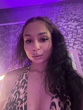 Snapshot of Olivia_Noor chatting on June 16, 8:09 pm Olivia Noor online show from June 16, 8:09 pm