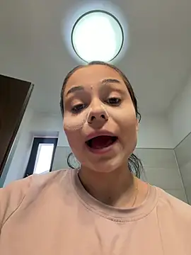 Snapshot of Olivia_Noor chatting on June 12, 3:21 pm Olivia Noor online show from June 12, 3:21 pm