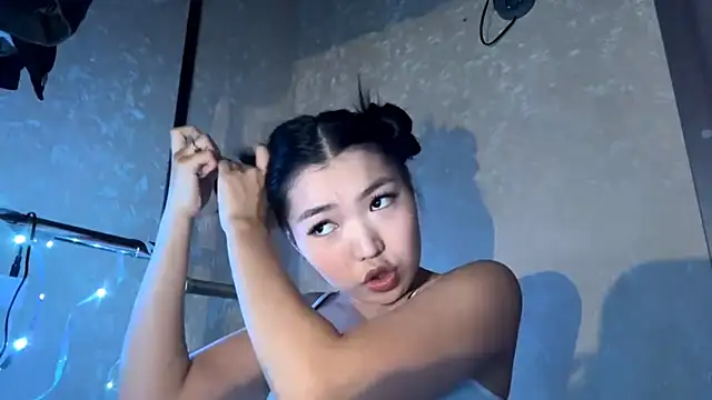 Snapshot of MeiMoon chatting on February 21, 11:45 am MeiMoon online show from February 21, 11:45 am