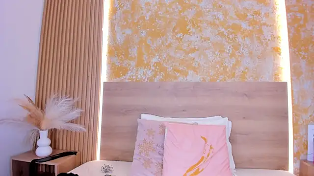 Snapshot of julietta_pink chatting on July 11, 4:29 pm julietta pink online show from July 11, 4:29 pm