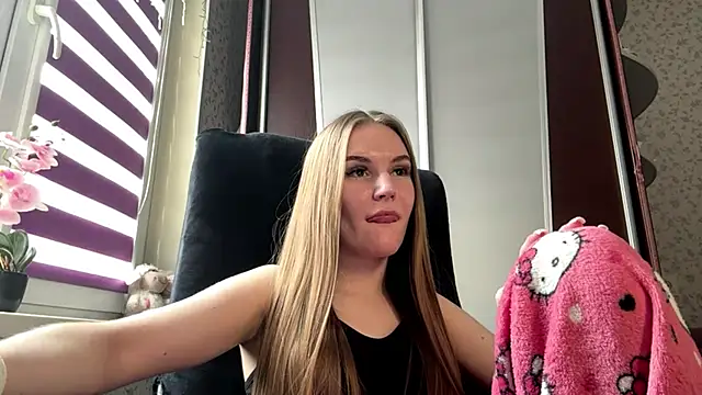 Snapshot of TinyTifa chatting on February 23, 10:27 am TinyTifa online show from February 23, 10:27 am