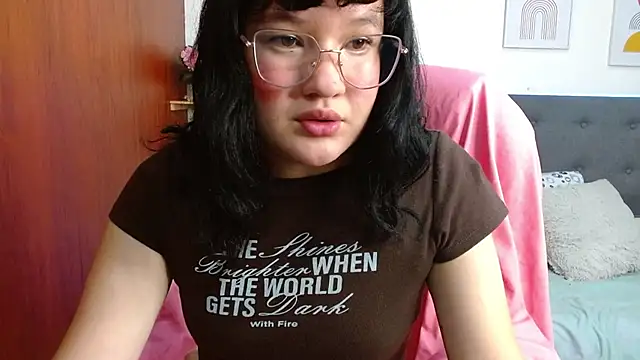 Snapshot of Luna__petit chatting on March 3, 7:54 pm Luna petit online show from March 3, 7:54 pm