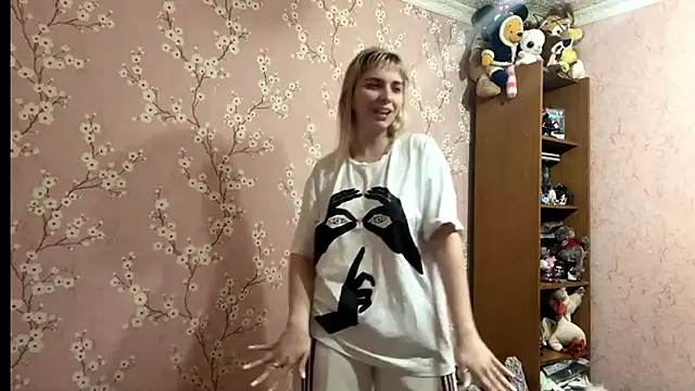 LiraDreamX online show from April 3, 3:18 pm