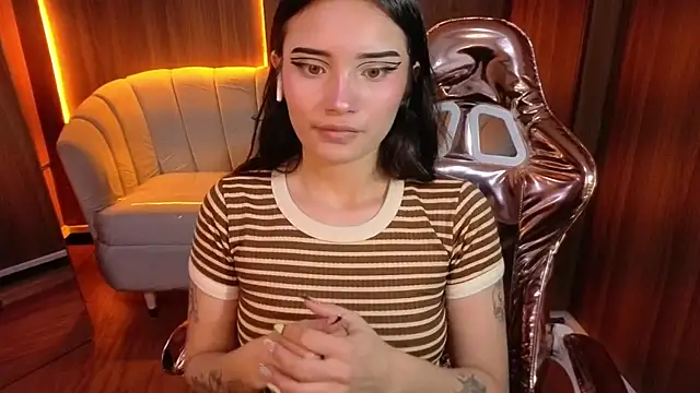 Daphne nicole b online show from May 8, 1:15 pm