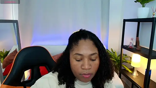 Snapshot of Megan-Small chatting on February 24, 7:37 pm Megan-Small online show from February 24, 7:37 pm