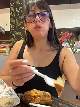 Snapshot of susi_chimm chatting on May 18, 4:23 pm susi chimm online show from May 18, 4:23 pm