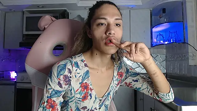 CrisOzzz online show from March 19, 5:46 pm