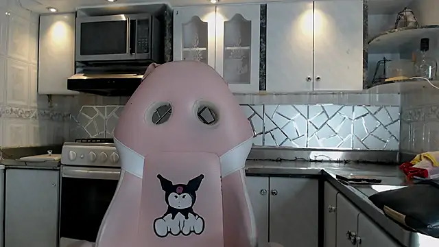 CrisOzzz online show from March 4, 9:22 pm