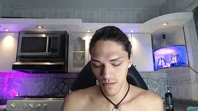 CrisOzzz online show from April 11, 6:33 pm