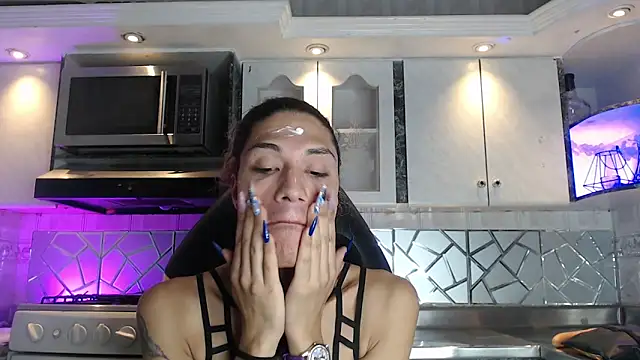 CrisOzzz online show from April 19, 5:36 pm