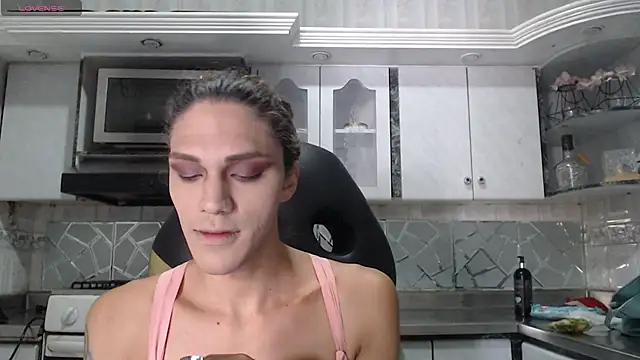 CrisOzzz online show from May 8, 5:39 pm