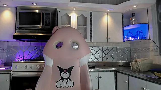 CrisOzzz online show from March 15, 6:04 pm