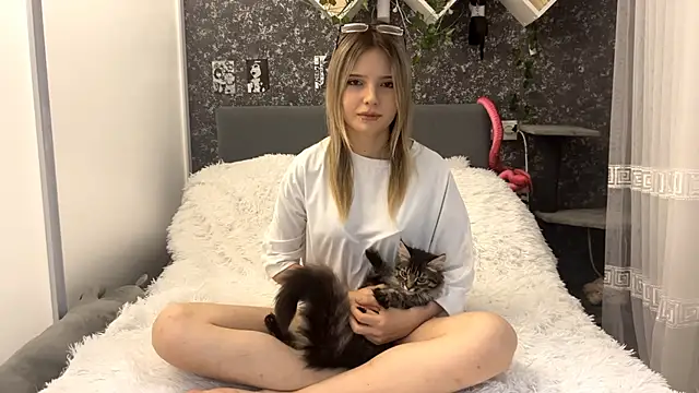 SofiaMarken online show from February 28, 1:44 pm