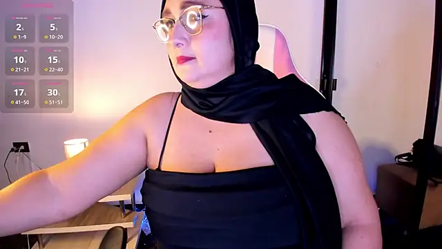 Snapshot of HijabiMilff chatting on May 14, 2:36 pm HijabiMilff online show from May 14, 2:36 pm
