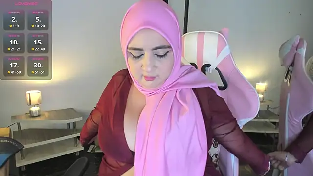 Snapshot of HijabiMilff chatting on April 30, 3:19 pm HijabiMilff online show from April 30, 3:19 pm
