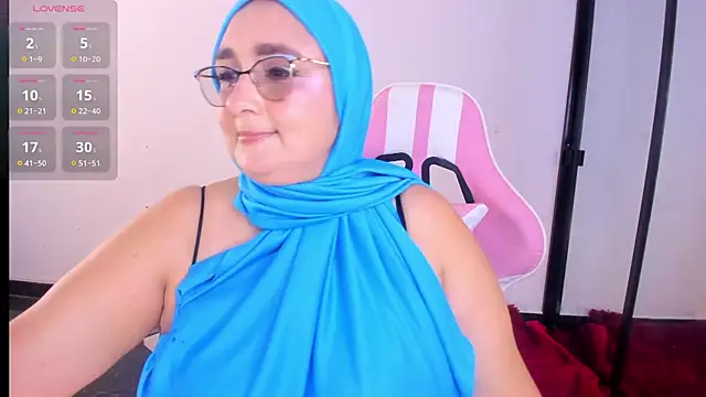 Snapshot of HijabiMilff chatting on June 23, 4:38 pm HijabiMilff online show from June 23, 4:38 pm