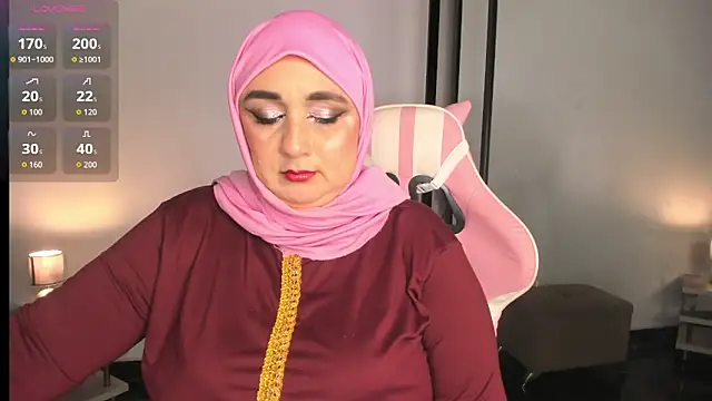 Snapshot of HijabiMilff chatting on June 4, 1:49 pm HijabiMilff online show from June 4, 1:49 pm