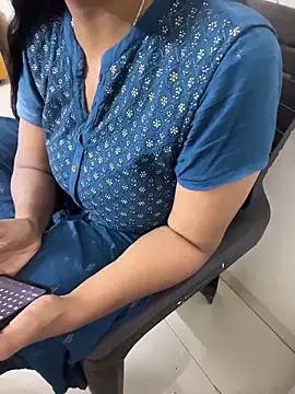 Snapshot of Queenlipx chatting on February 20, 8:11 pm Queenlipx online show from February 20, 8:11 pm