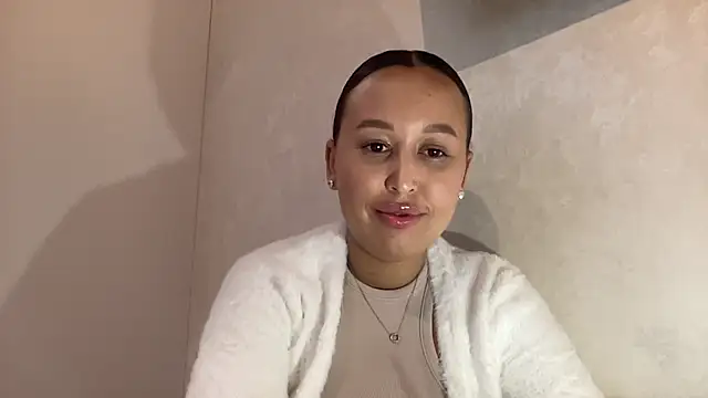 Snapshot of Dana_005 chatting on May 1, 11:32 pm Dana 005 online show from May 1, 11:32 pm