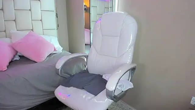 Snapshot of Evelyn_sexy18 chatting on March 1, 12:10 am Evelyn sexy18 online show from March 1, 12:10 am