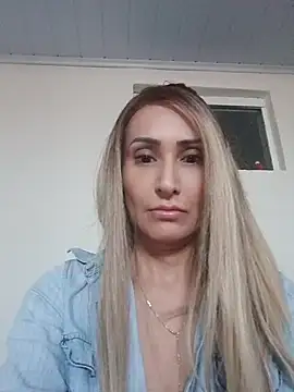 Snapshot of anajulia10 chatting on July 8, 8:09 pm anajulia10 online show from July 8, 8:09 pm