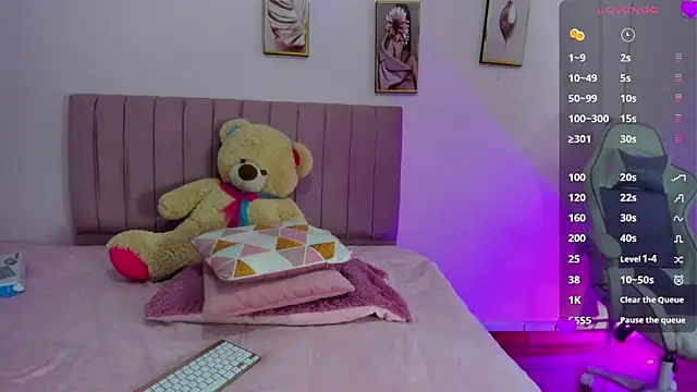 Zoow bluussh online show from March 25, 12:04 pm