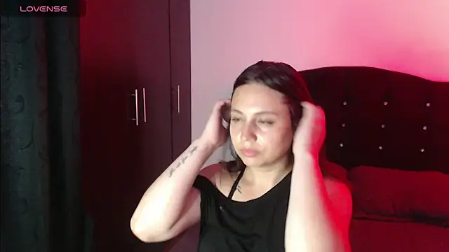 Snapshot of Ana__arms chatting on May 24, 9:47 pm Ana arms online show from May 24, 9:47 pm