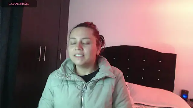Snapshot of Ana__arms chatting on June 3, 5:17 pm Ana arms online show from June 3, 5:17 pm