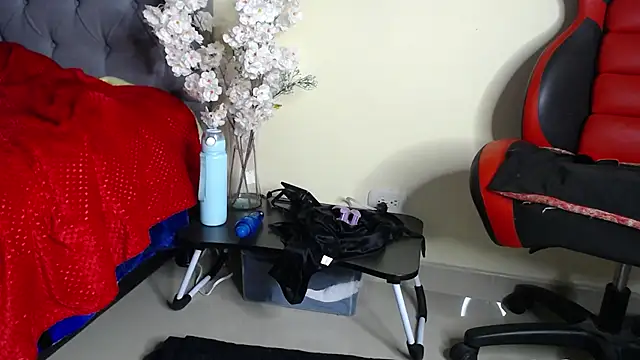 ivonnahills online show from April 2, 9:05 am