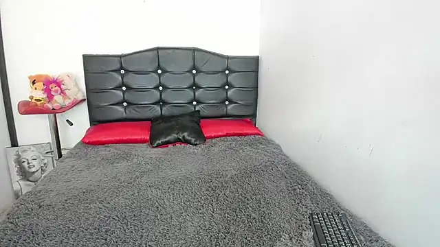 LatinaQueen23 online show from May 24, 5:13 pm