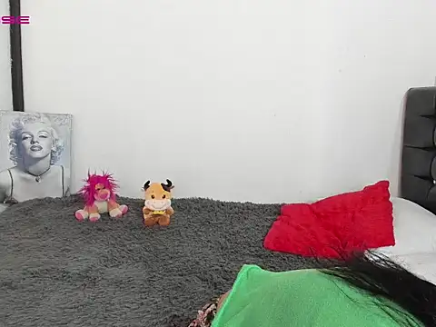 LatinaQueen23 online show from March 14, 1:50 pm