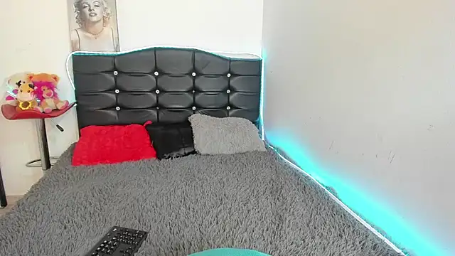 LatinaQueen23 online show from May 4, 3:59 pm