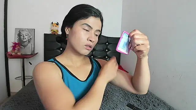 LatinaQueen23 online show from April 22, 2:46 pm