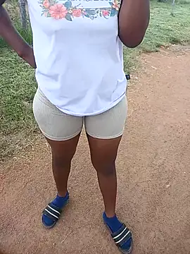 Snapshot of Dee-n-Dee_nyash chatting on February 24, 9:21 am Dee-n-Dee nyash online show from February 24, 9:21 am