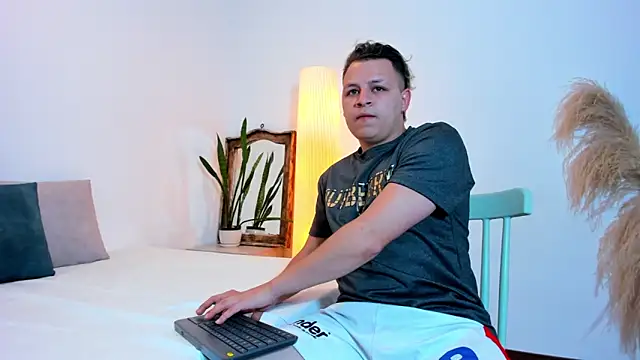 Snapshot of SamJoness_ chatting on February 28, 7:35 pm SamJoness online show from February 28, 7:35 pm