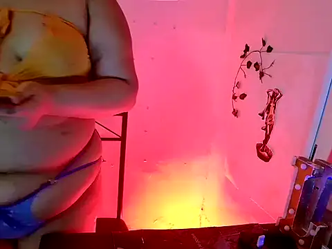 Snapshot of MistressMileenaMiami chatting on February 25, 8:19 pm MistressMileenaMiami online show from February 25, 8:19 pm