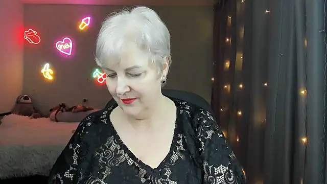 Mary-Leee online show from April 15, 6:23 pm