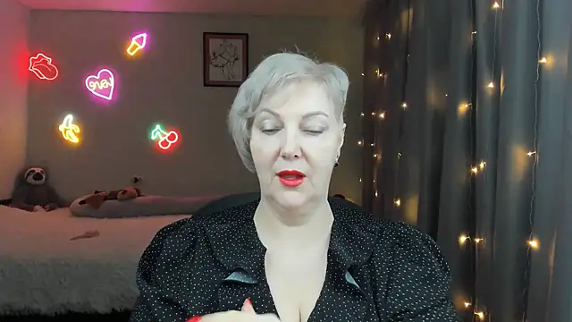 Mary-Leee online show from April 28, 3:55 am