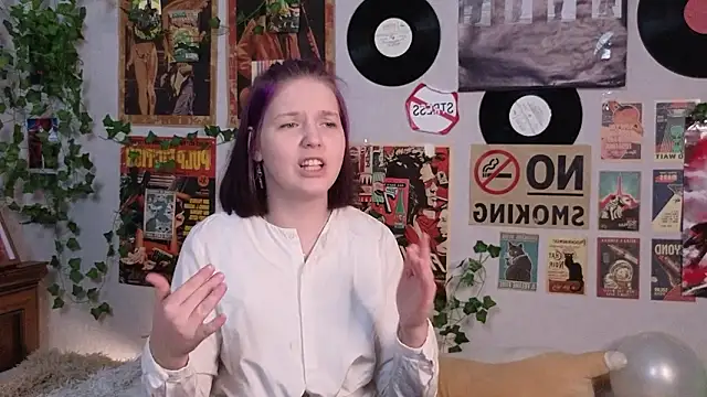 Snapshot of OllieLirette chatting on March 2, 7:32 pm OllieLirette online show from March 2, 7:32 pm