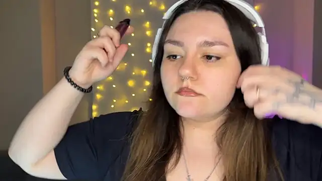 Snapshot of RiotKitten1 chatting on February 28, 2:33 am RiotKitten1 online show from February 28, 2:33 am