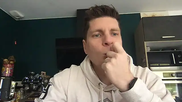 Snapshot of Minmoi1984 chatting on March 2, 8:10 am Minmoi1984 online show from March 2, 8:10 am