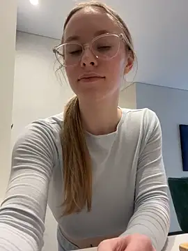 Vikkie seXyGiiiirl XoXo online show from March 2, 12:23 pm