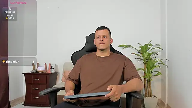 Snapshot of Alex_towerss chatting on February 27, 8:19 pm Alex towerss online show from February 27, 8:19 pm