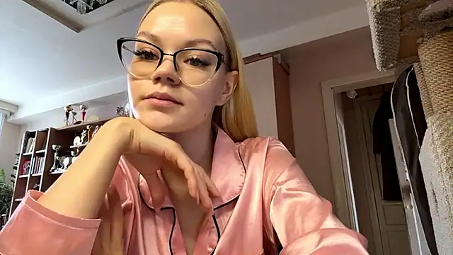 MiaCashe online show from March 8, 9:12 am