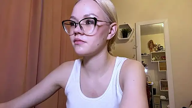 MiaCashe online show from March 21, 1:59 pm