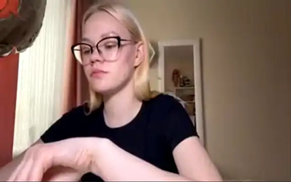 MiaCashe online show from April 10, 1:18 pm