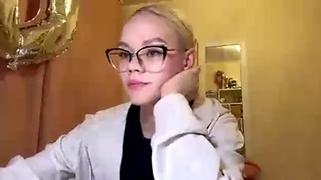 MiaCashe online show from April 9, 2:56 pm